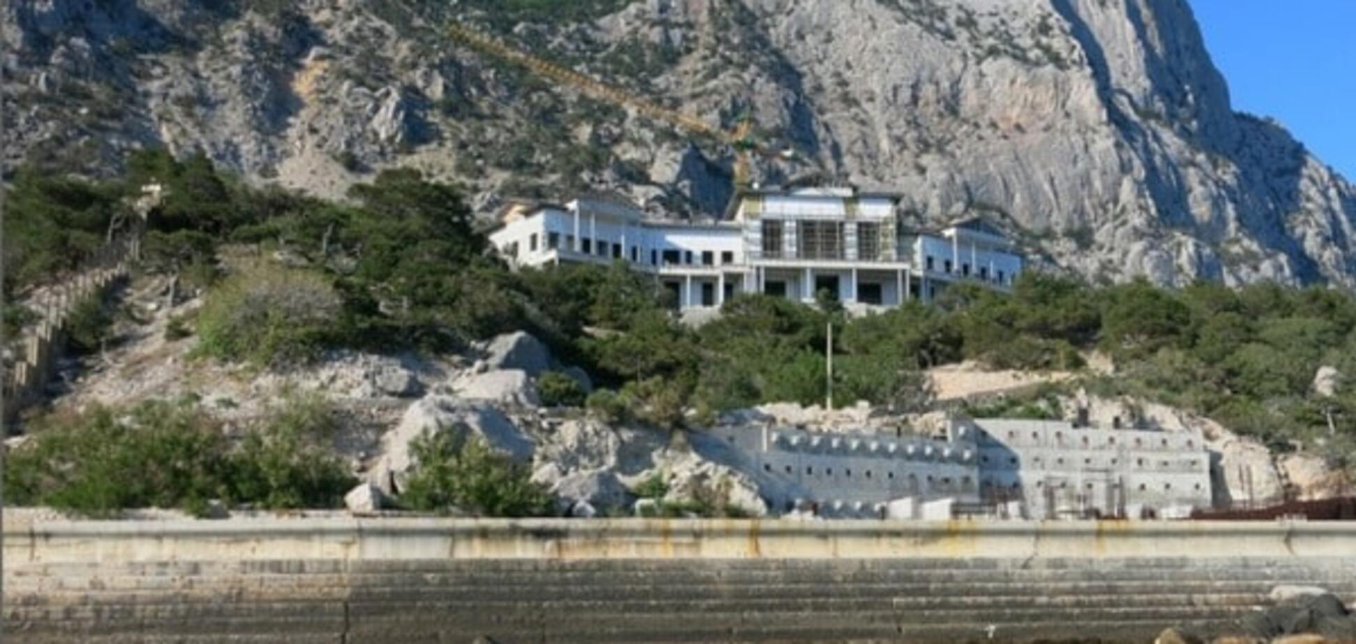 ЗМІ: недобудований палац Януковича в Криму віддадуть Путіну