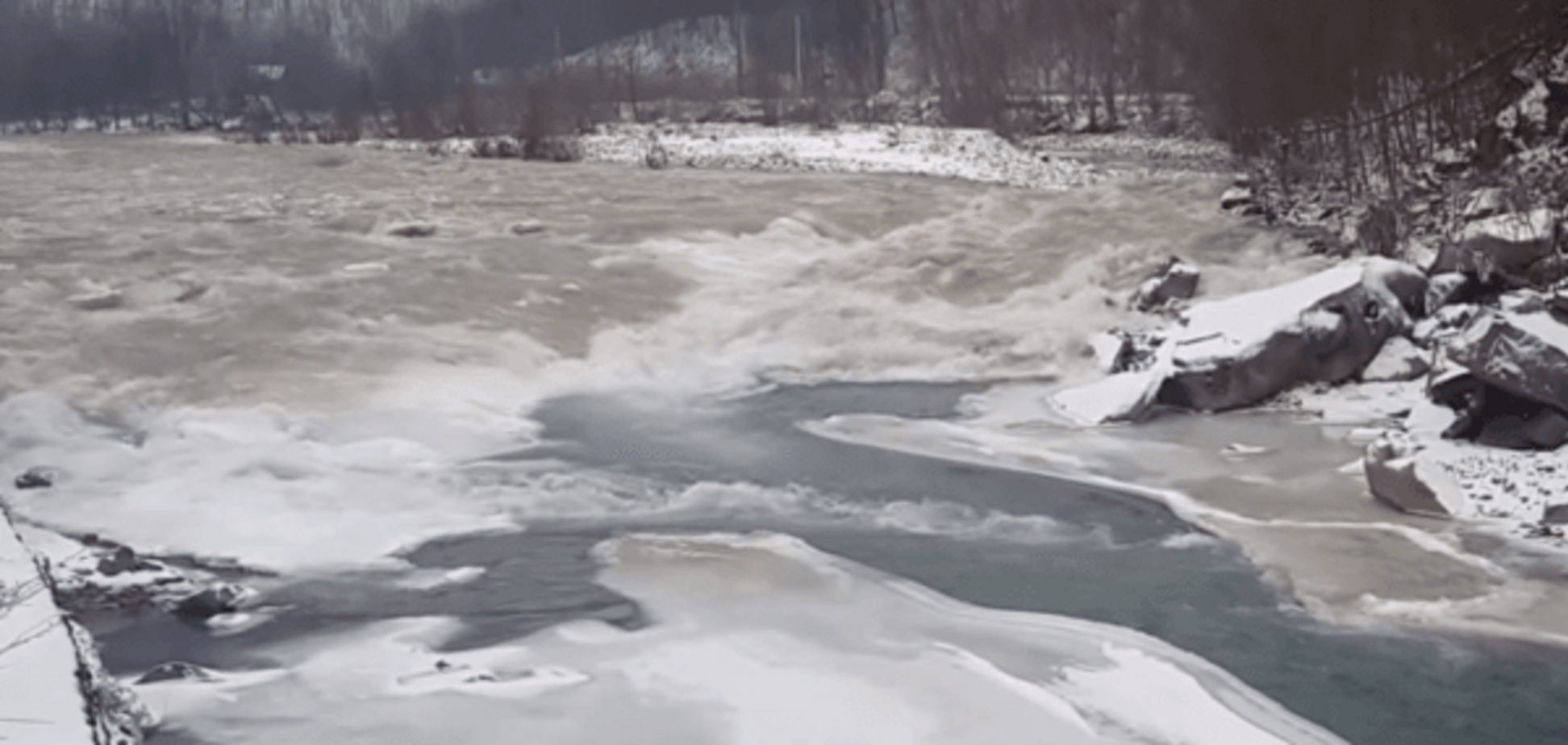 Толлаш! Разрушительный ледоход на Закарпатье попал в объектив камеры
