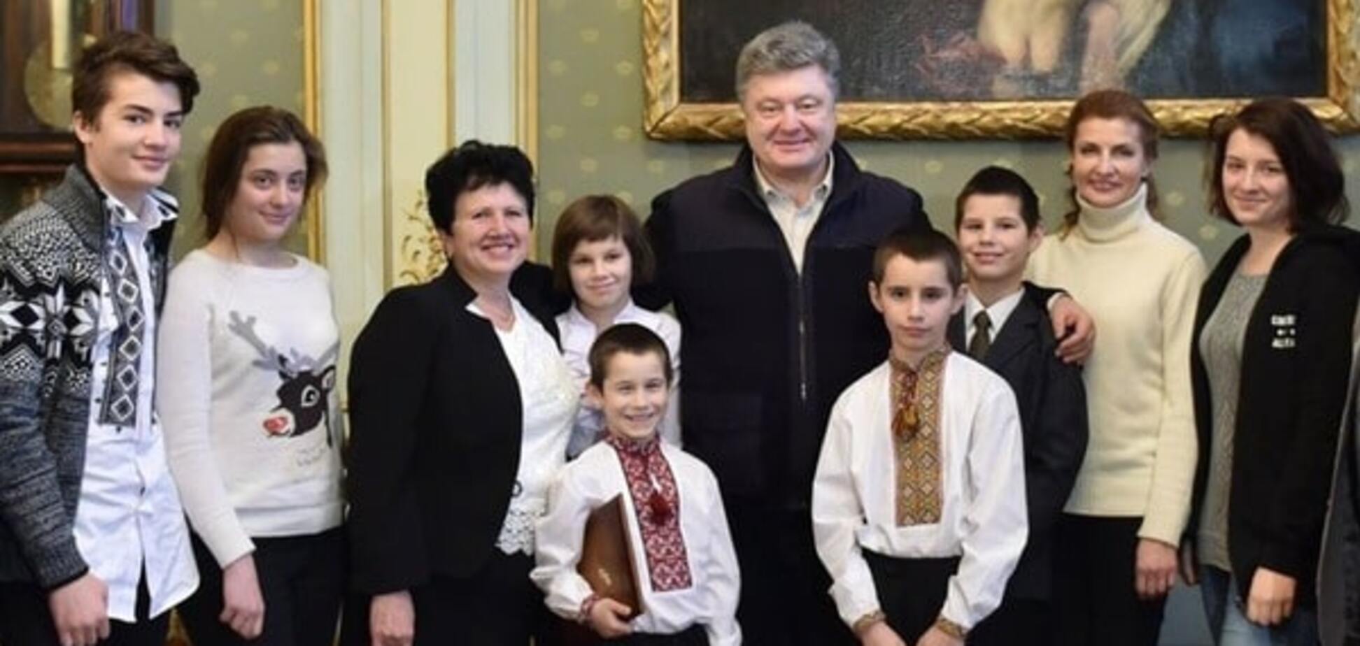 Порошенко з родиною з'їздив у гості в дитбудинок сімейного типу
