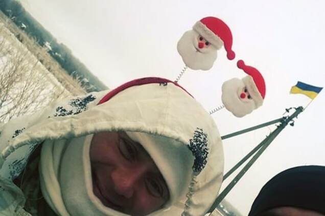 Боєць АТО одягнув оригінальний святковий костюм на блокпост: фотофакт