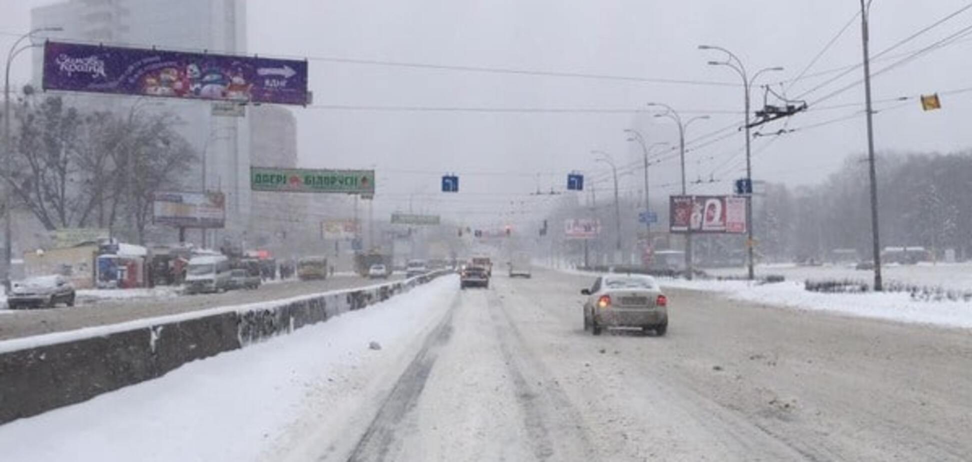 Снег победил: киевляне пожаловались на нечищенные дороги