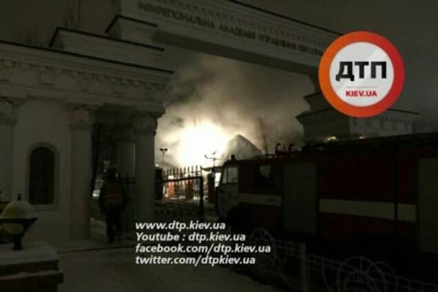 В Киеве вспыхнул пожар на территории академии: фото с места событий