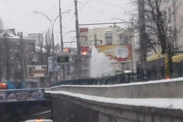 В Киеве посреди дороги образовался 4-метровый фонтан воды: фотофакт