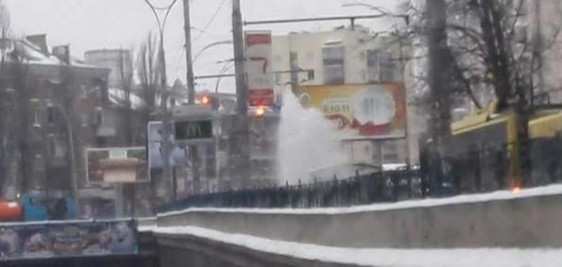 У Києві посеред дороги утворився 4-метровий фонтан води: фотофакт