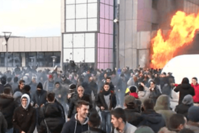 В Косово демонстранты подожгли здание парламента: опубликованы фото