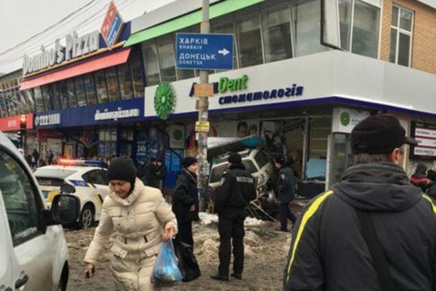 В Киеве на 'Левобережной' внедорожник протаранил стену стоматологии: есть жертвы. Фоторепортаж