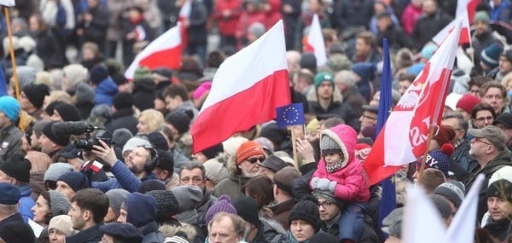 Польшу взорвали акции протеста из-за скандального закона о СМИ: опубликованы фото