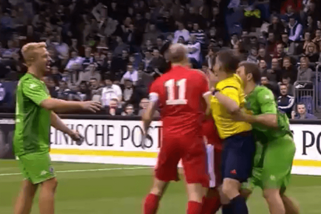 Знаменитый экс-футболист сборной Украины устроил драку в Германии: видео стычки