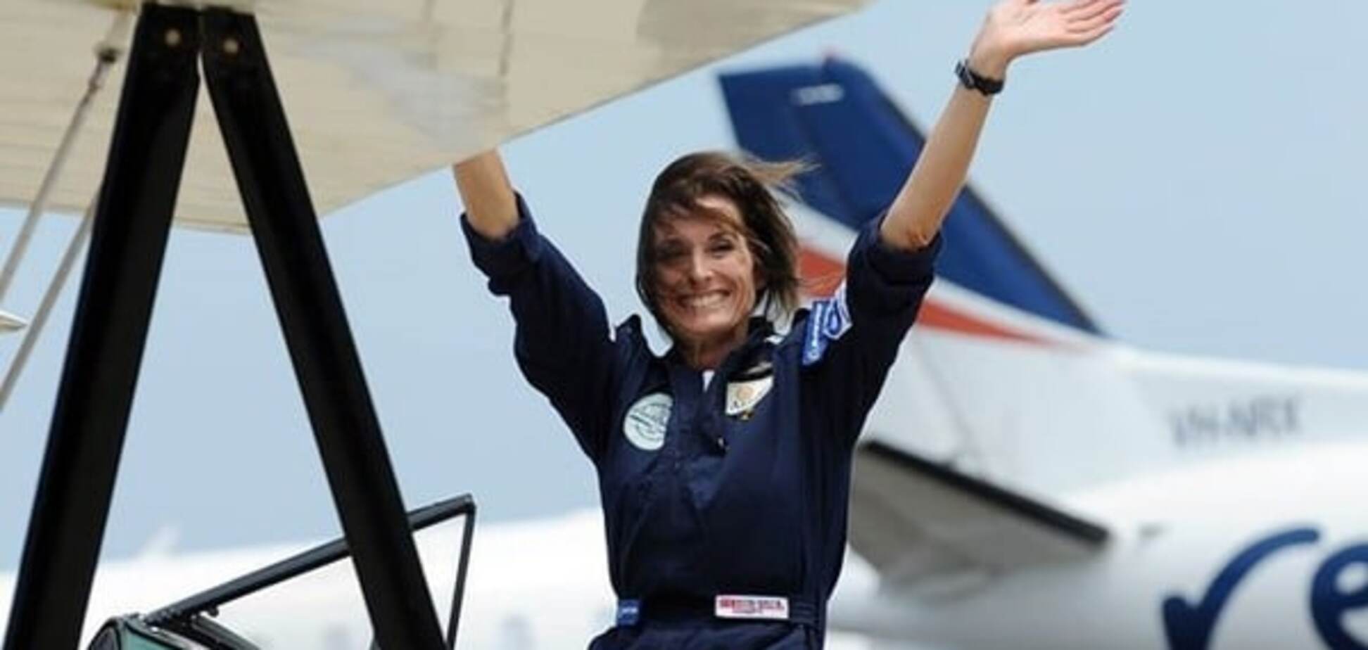 Британка облетела 23 страны на старинном самолете