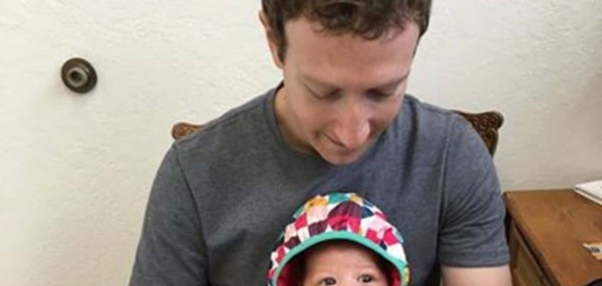 Нове фото доньки Цукерберга: засновник Facebook привів малу на вакцинацію