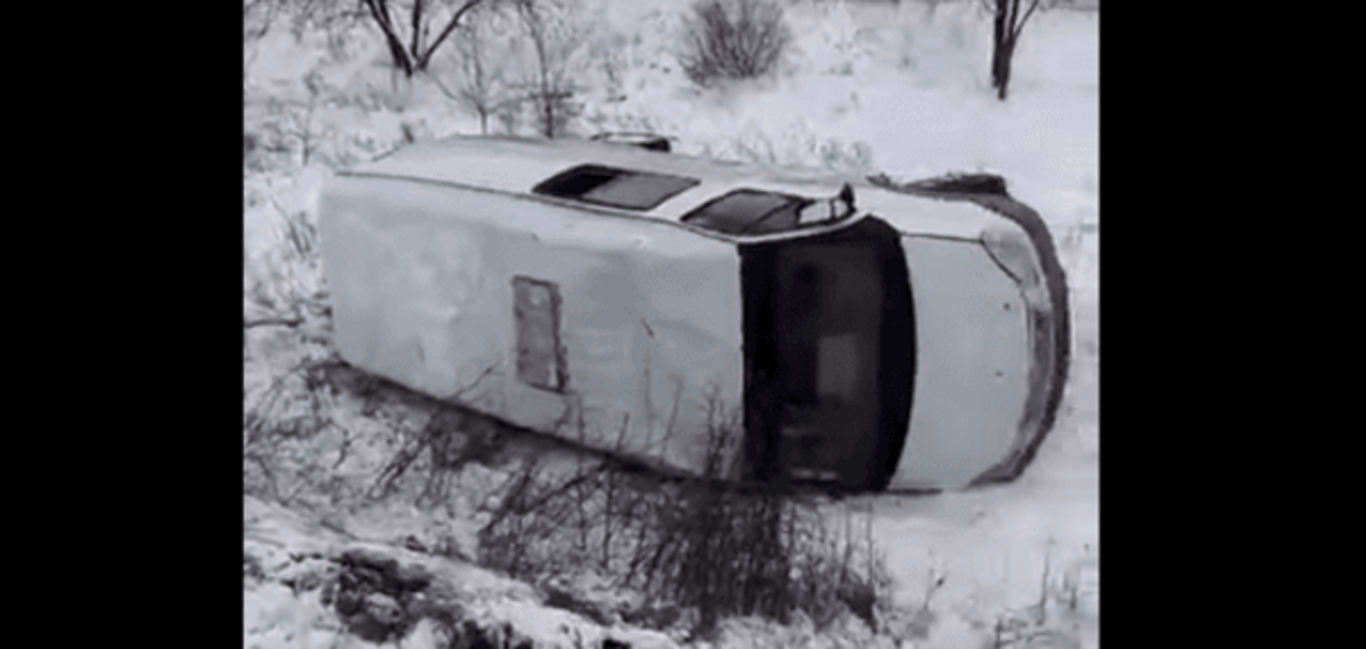 В Донецке микроавтобус с террористами слетел в кювет: видеофакт
