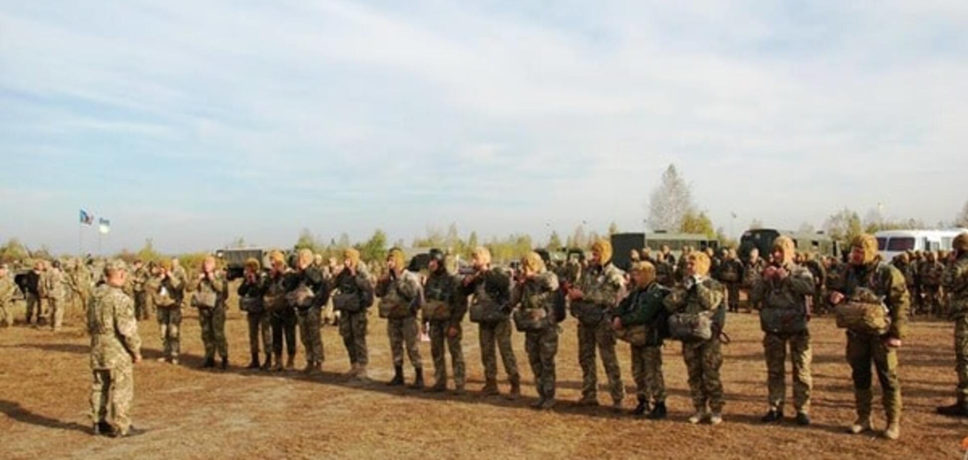 Перший стрибок у 55 років: десантники-резервісти пройшли підготовку на Житомирському полігоні