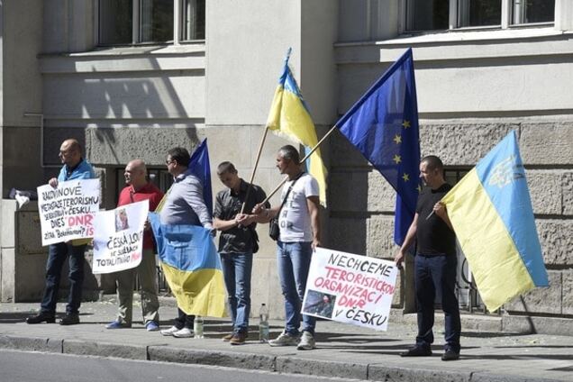 Митинг против \'представительства ДНР\' в Чехии