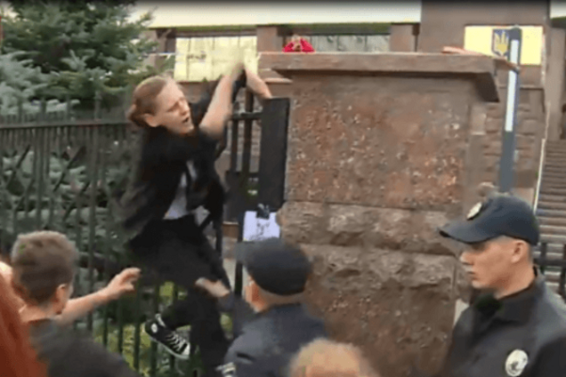 Стычки возле суда