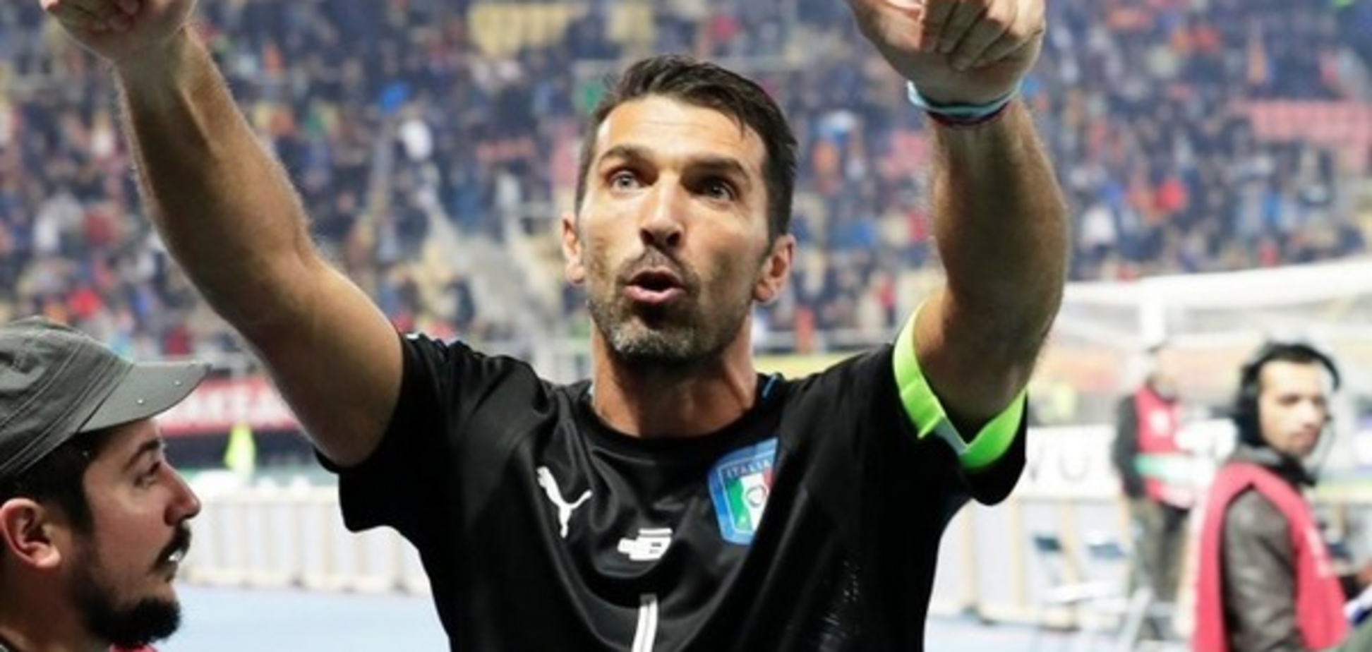 Курьез дня: одного из лучших вратарей мира раздели прямо на поле - забавные фото