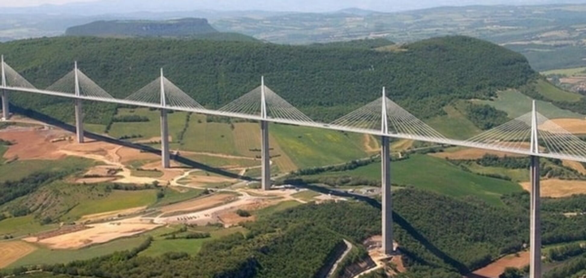 Самой высокой дорогой в мире можно считать мост Millau Viaduct Bridge