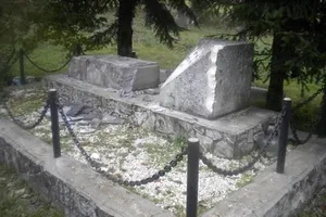 вандализм могила упа польша