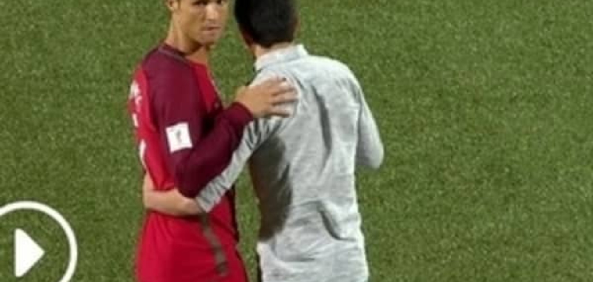 Роналду сделал селфи с фанатом прямо во время матча: фотофакт