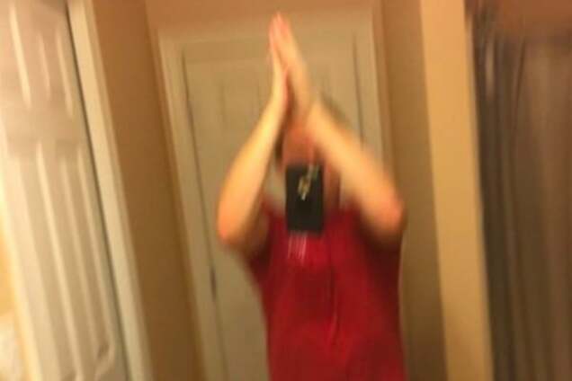 В соцсети появился новый тренд - селфи, пока телефон в воздухе