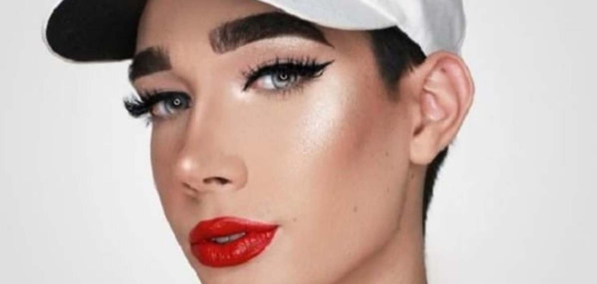 Сенсация в мире красоты: юноша с идеальным макияжем стал лицом косметического бренда