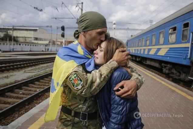 Украинский воин и девушка