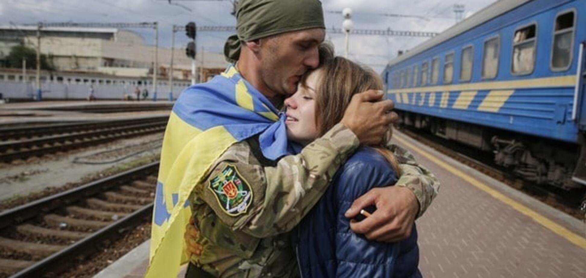 Украинский воин и девушка