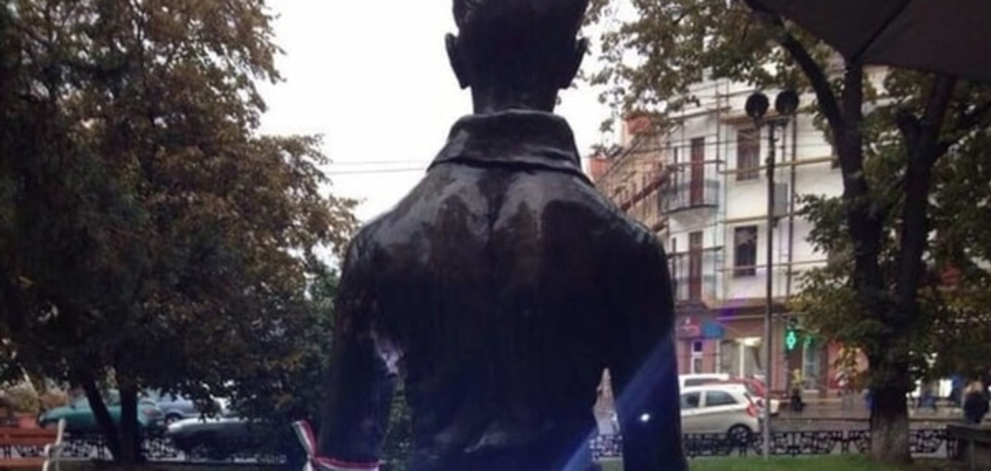 Уже вчетверте: пам'ятнику угорському поету Шандору Петефі повернули відламану шаблю