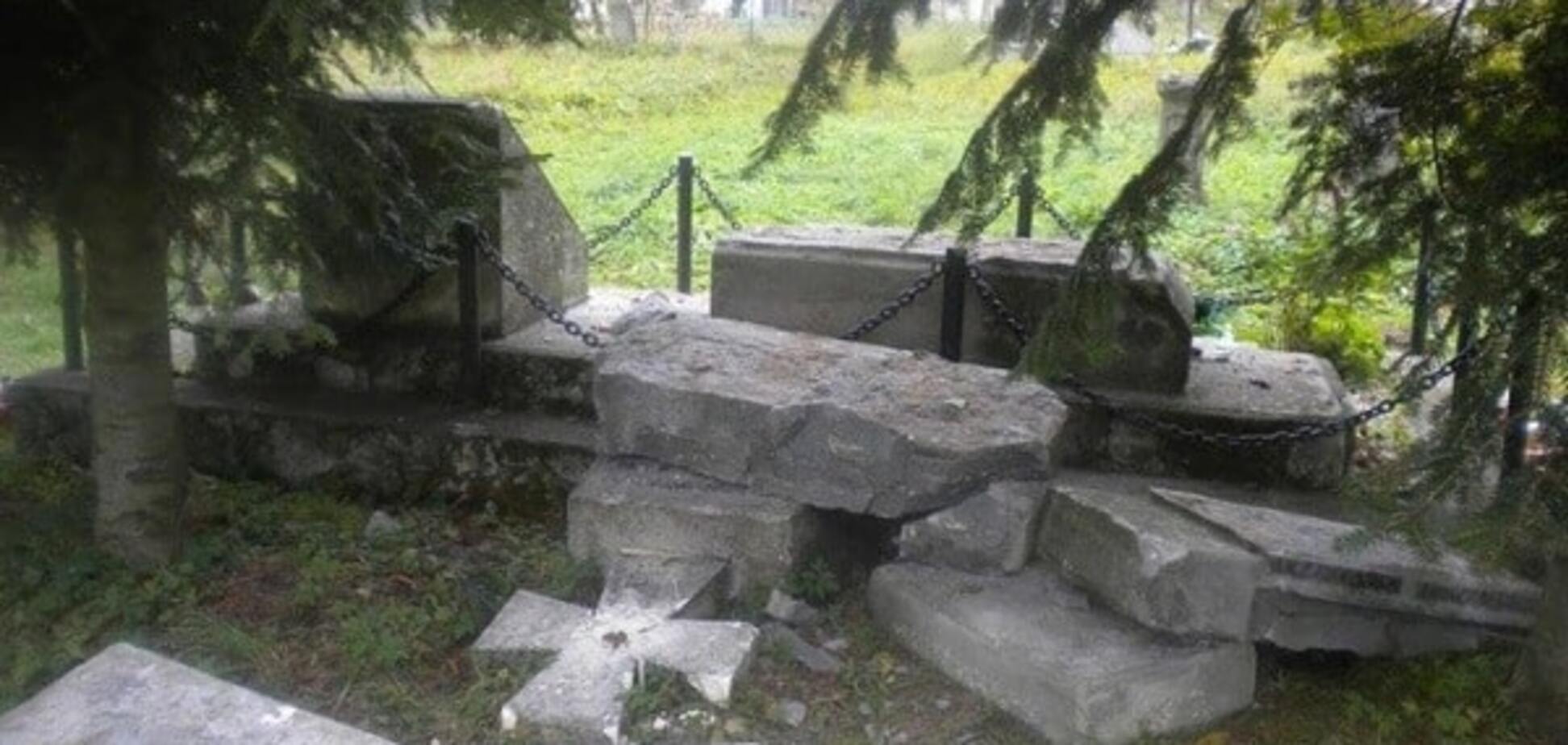 Разрушенный памятник воинам УПА