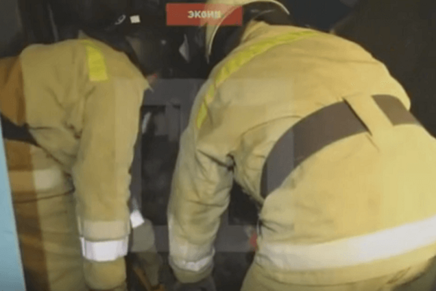 Спасатели выносят тело Моторолы