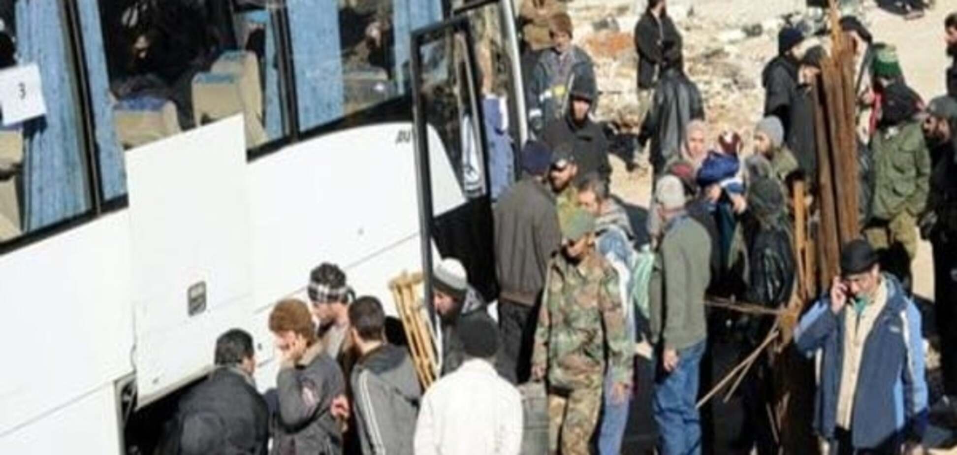 Сирійські повстанці покидають обложене місто біля Дамаска
