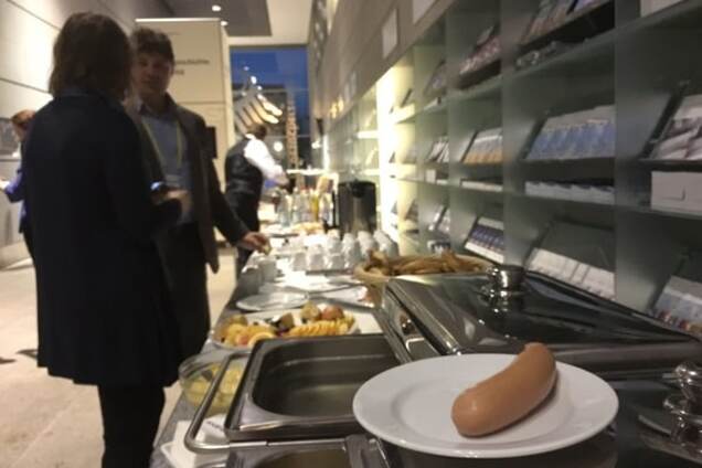 Стол в библиотеке резиденции Меркель