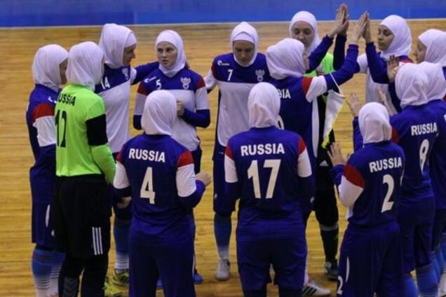 Сборная России по мини-футболу провела матч в хиджабах: фотофакт