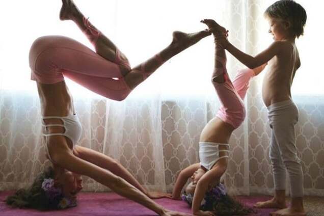 Саммер Перес занимается йогой с детьми