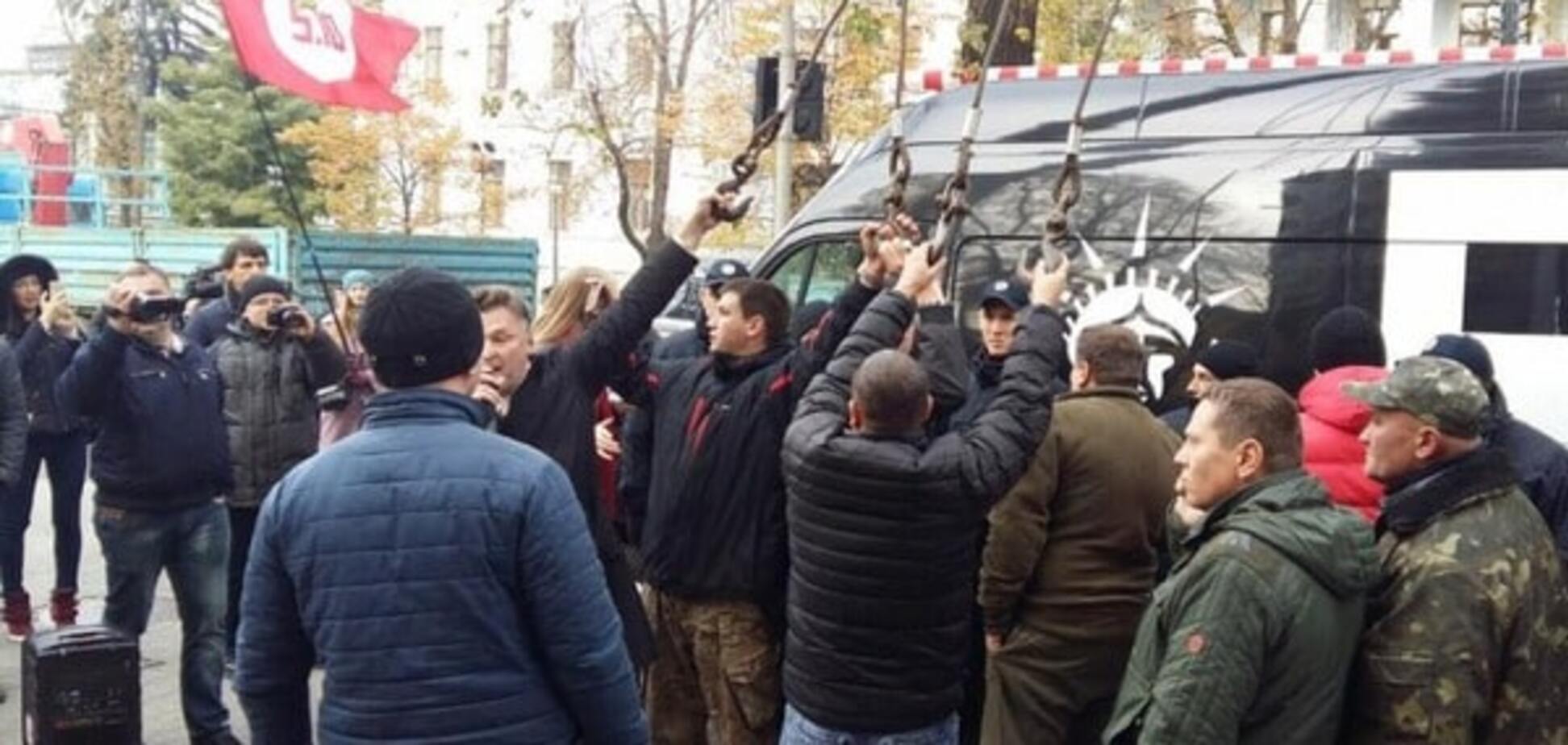 Люди Балашова избили девушку, защищая незаконную кофейню - СМИ