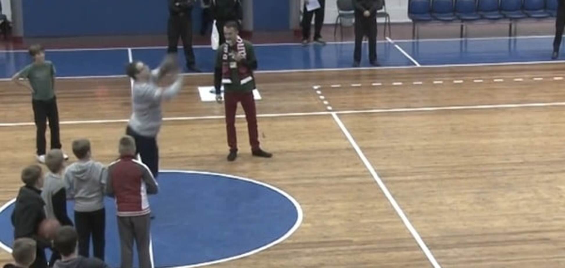 Бросок с центра поля