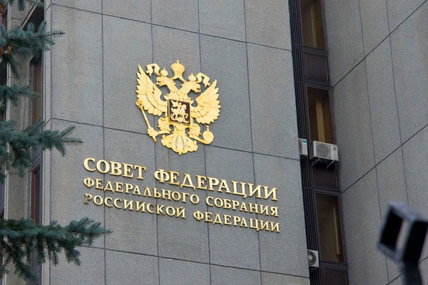 'Тиллерсон пытается усидеть на двух стульях': в РФ ответили на заявление о новых санкциях