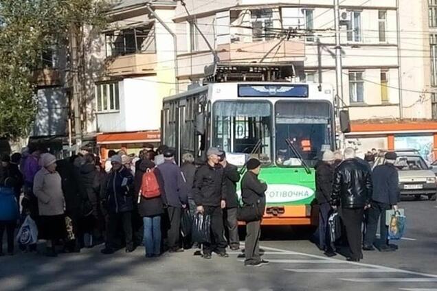 В Запорожье на проспекте из-за троллейбуса образовалась пробка