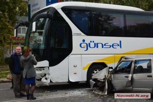 Автобус 'Херсон-Киев' столкнулся с автомобилем, есть пострадавший