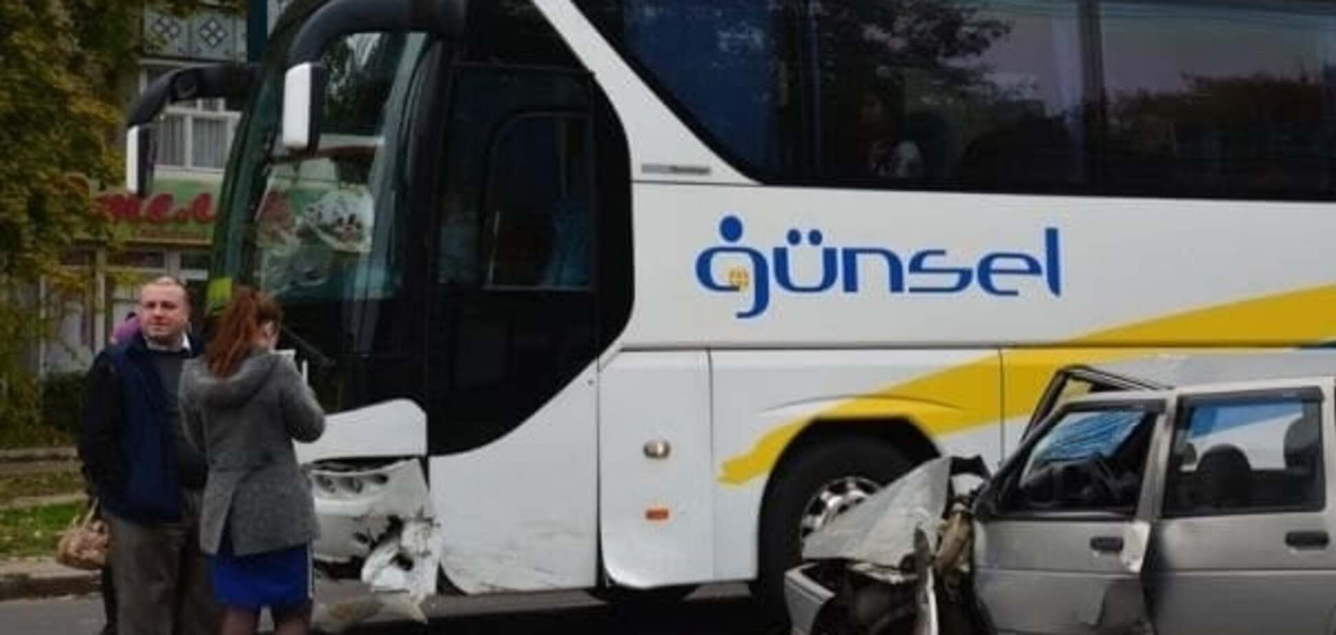 Автобус 'Херсон-Киев' столкнулся с автомобилем, есть пострадавший