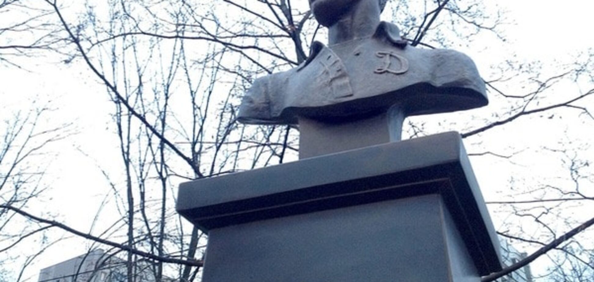 Памятник Льву Яшину