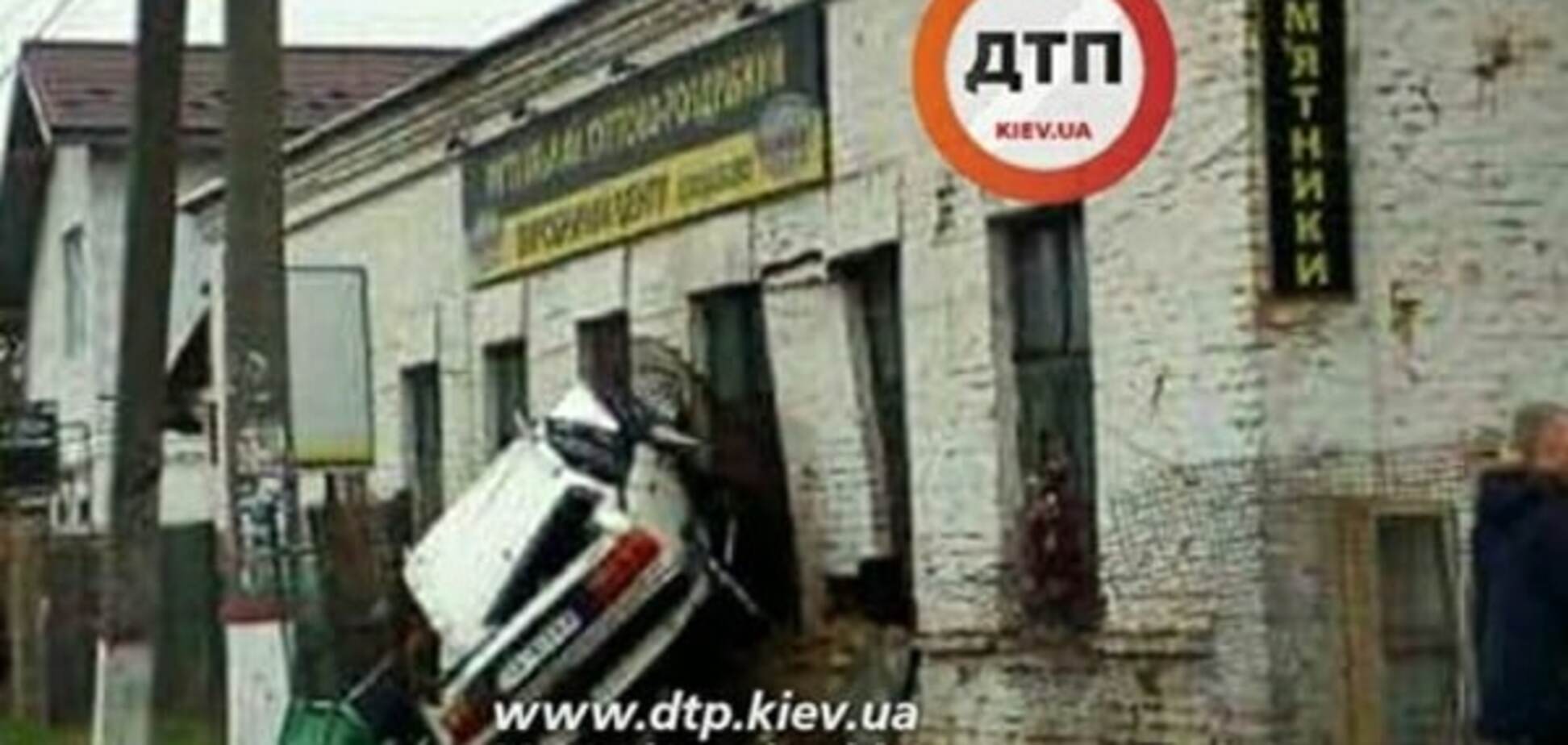 Водитель врезался в магазин с надгробиями