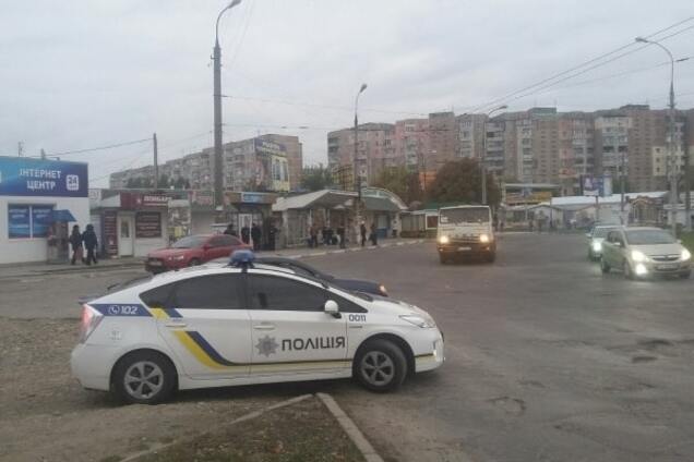 В Херсоне несовершеннолетние с ножом напали на остановке на мужчину