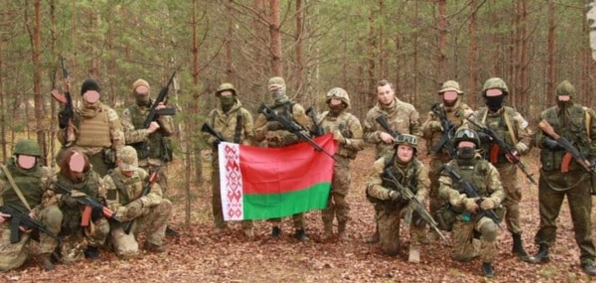 Фотография тренировки Мильчакова с боевиками из Беларуси