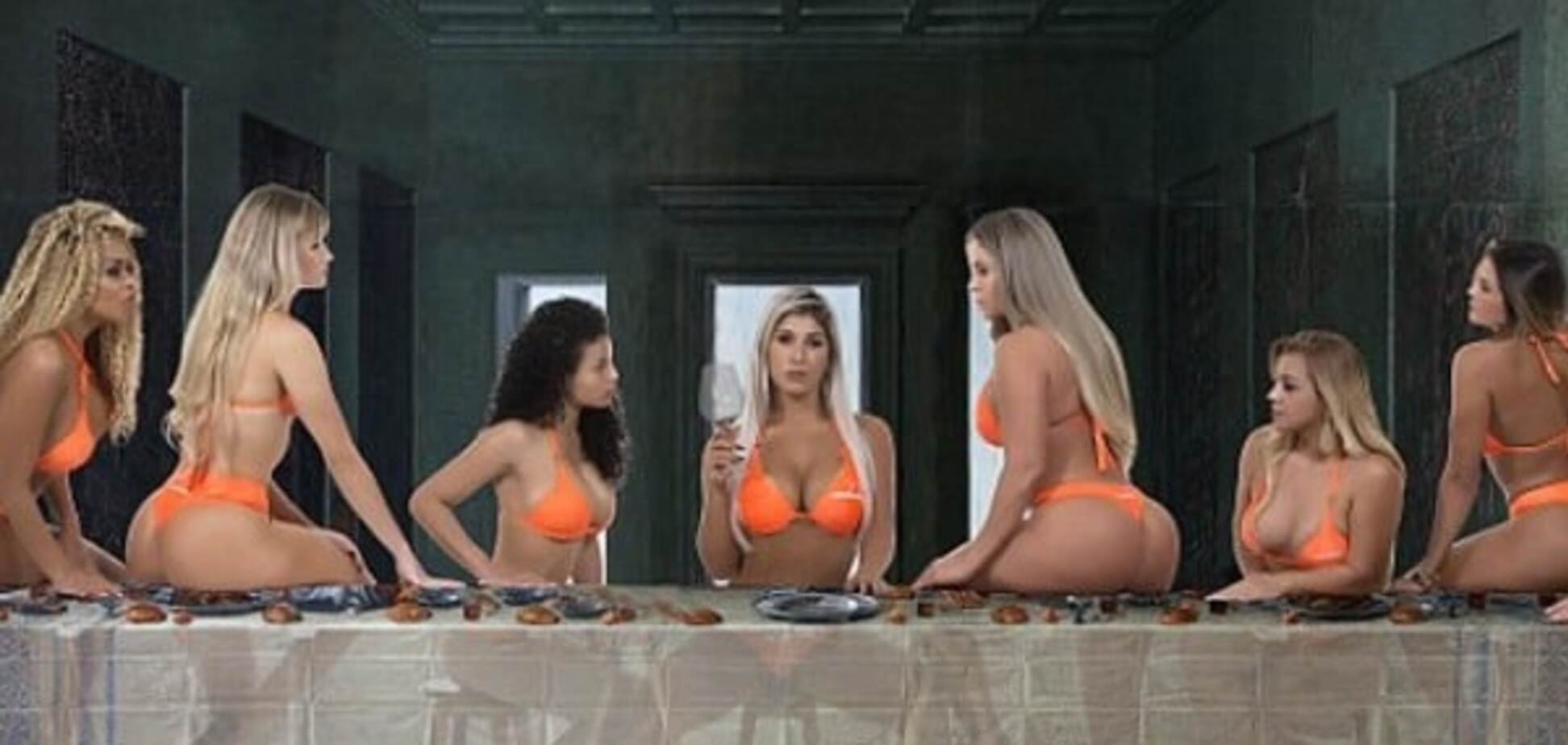 \'Тайная вечеря\' с участницами \'Мисс Бум-Бум\'