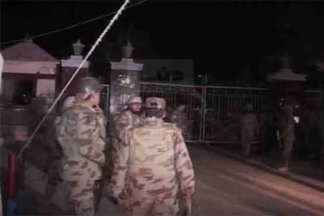 Террористы взяли в заложники 200 курсантов в Пакистане