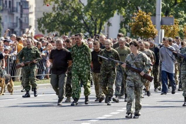 Террористы ведут пленных военных в Донецке