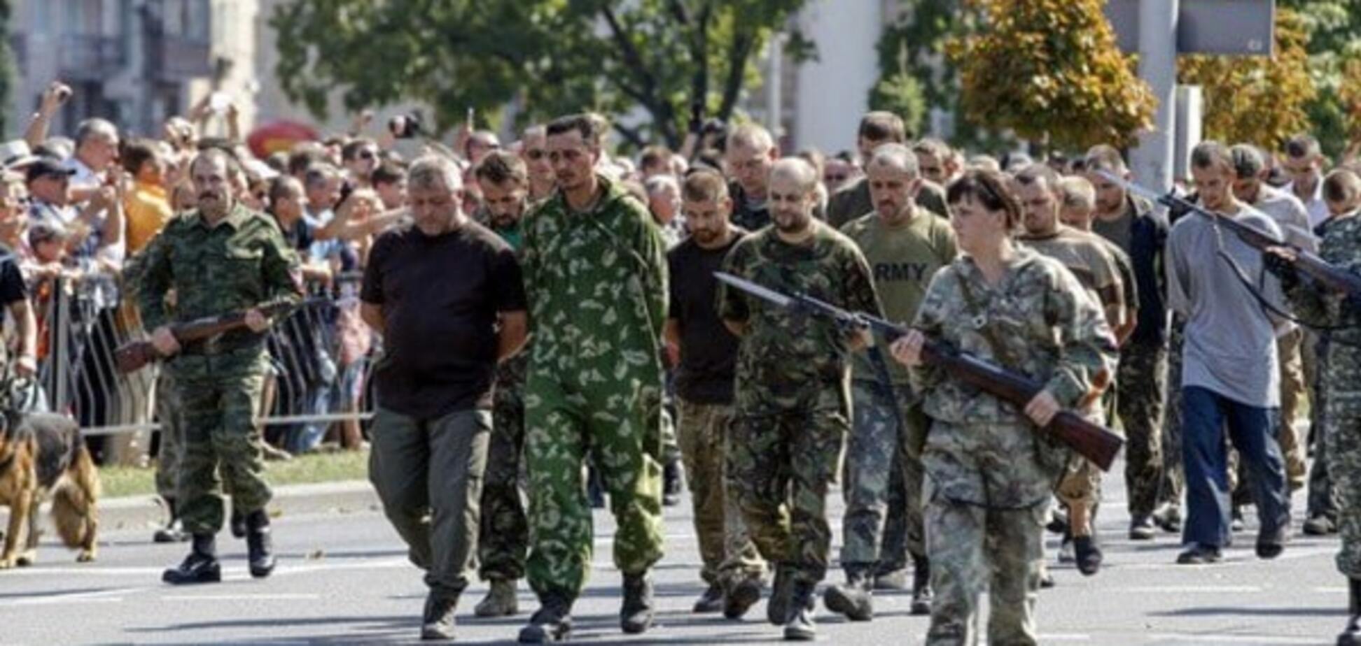 Террористы ведут пленных военных в Донецке