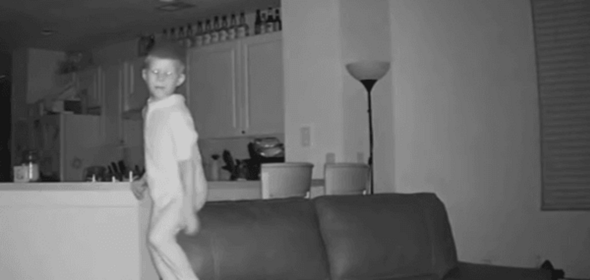 Пока родители спят: камера слежения сняла, что 6-летний ребенок делает по ночам