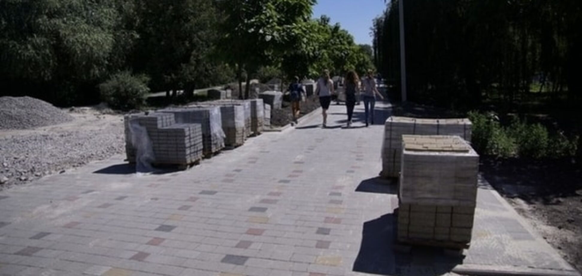 Розлазиться на очах: у Тернополі нарікають на неякісну доріжку у парку