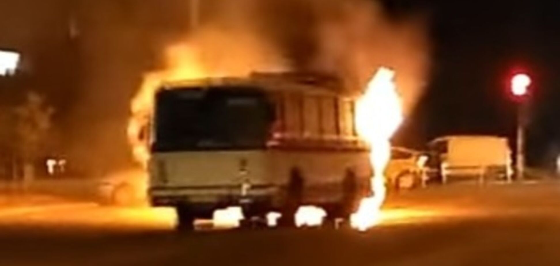 ЧП: В Запорожье посреди дороги вспыхнул автобус